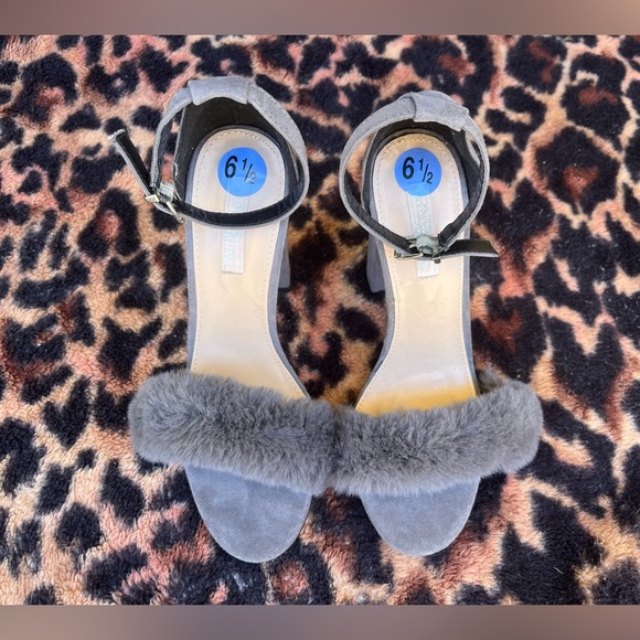 Grey heels - Picture 1 of 2